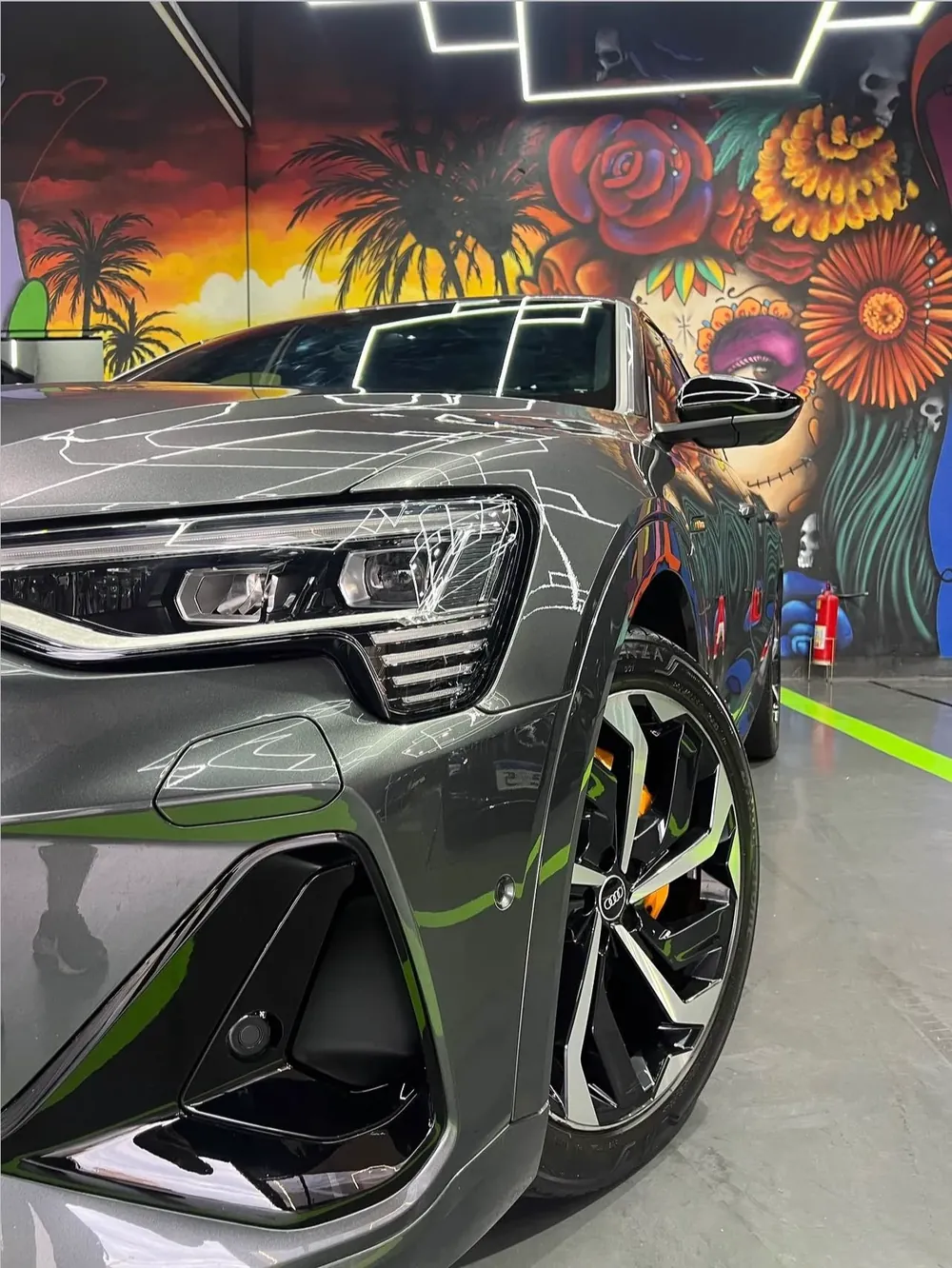 Audi e-tron Sportback cinza no estúdio
