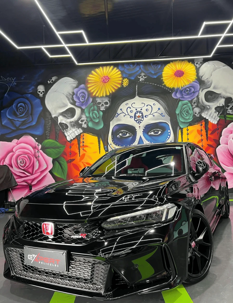 Honda Civic Type R preto em frente ao mural