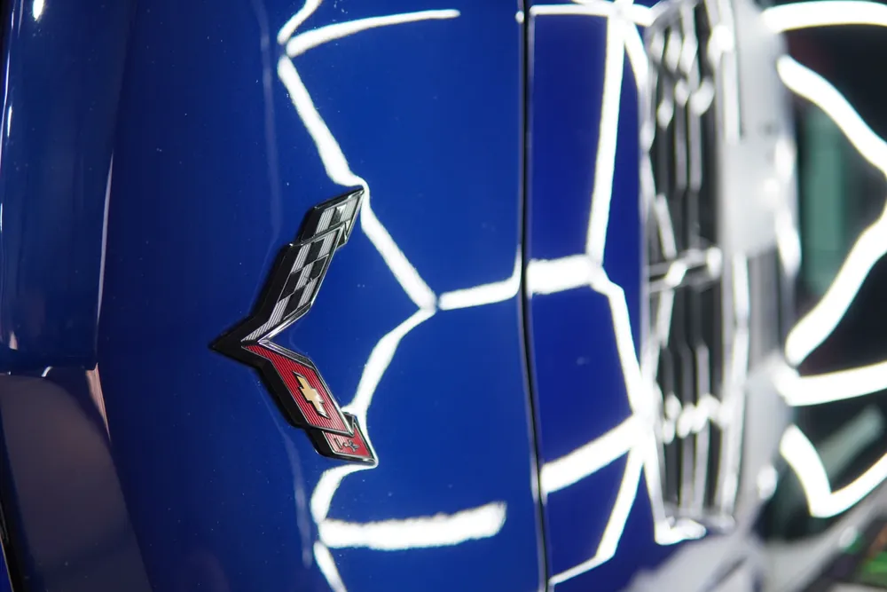 Detalhe do emblema de um Corvette azul