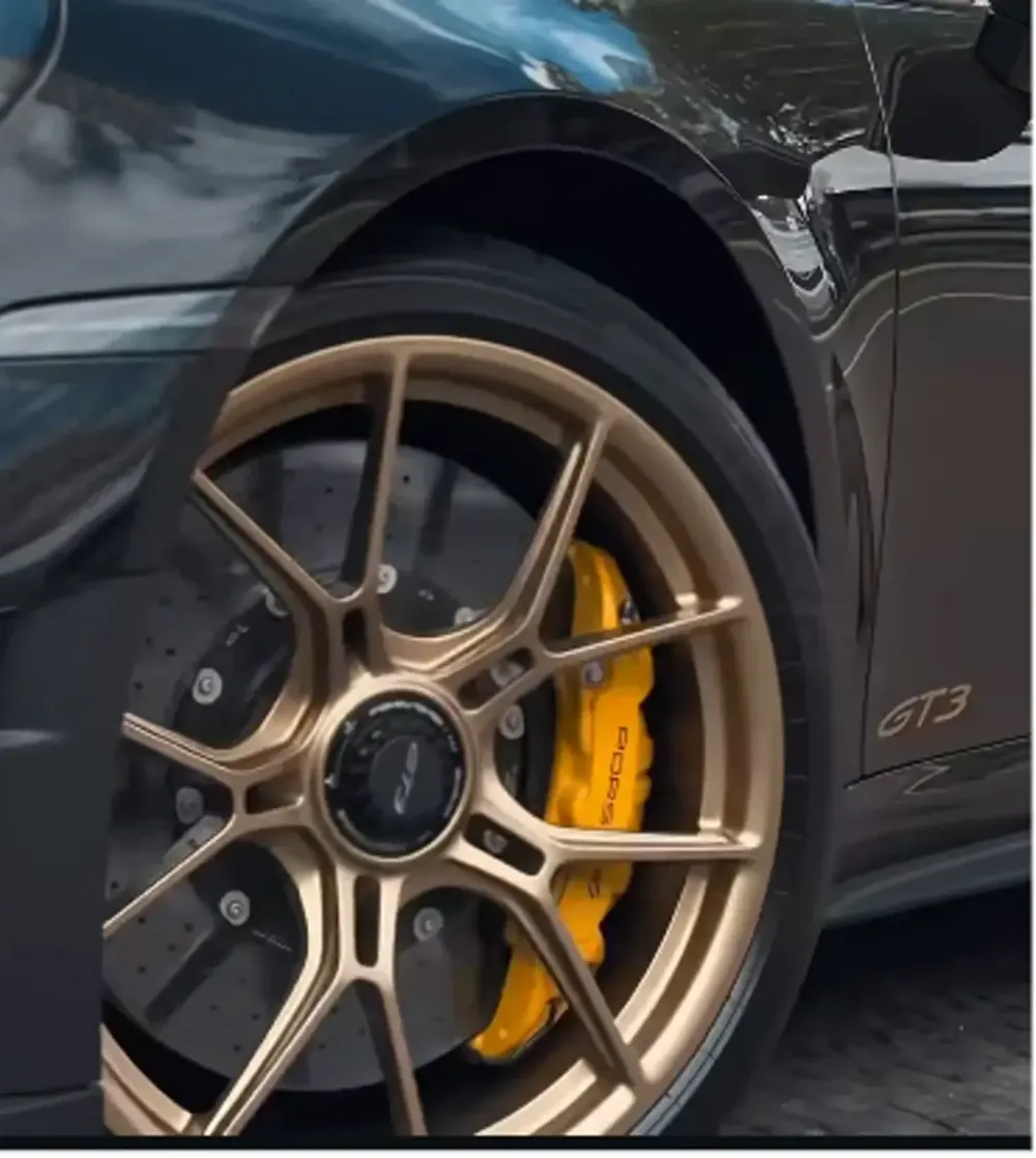 Roda bronze com pinça de freio pintada de amarelo