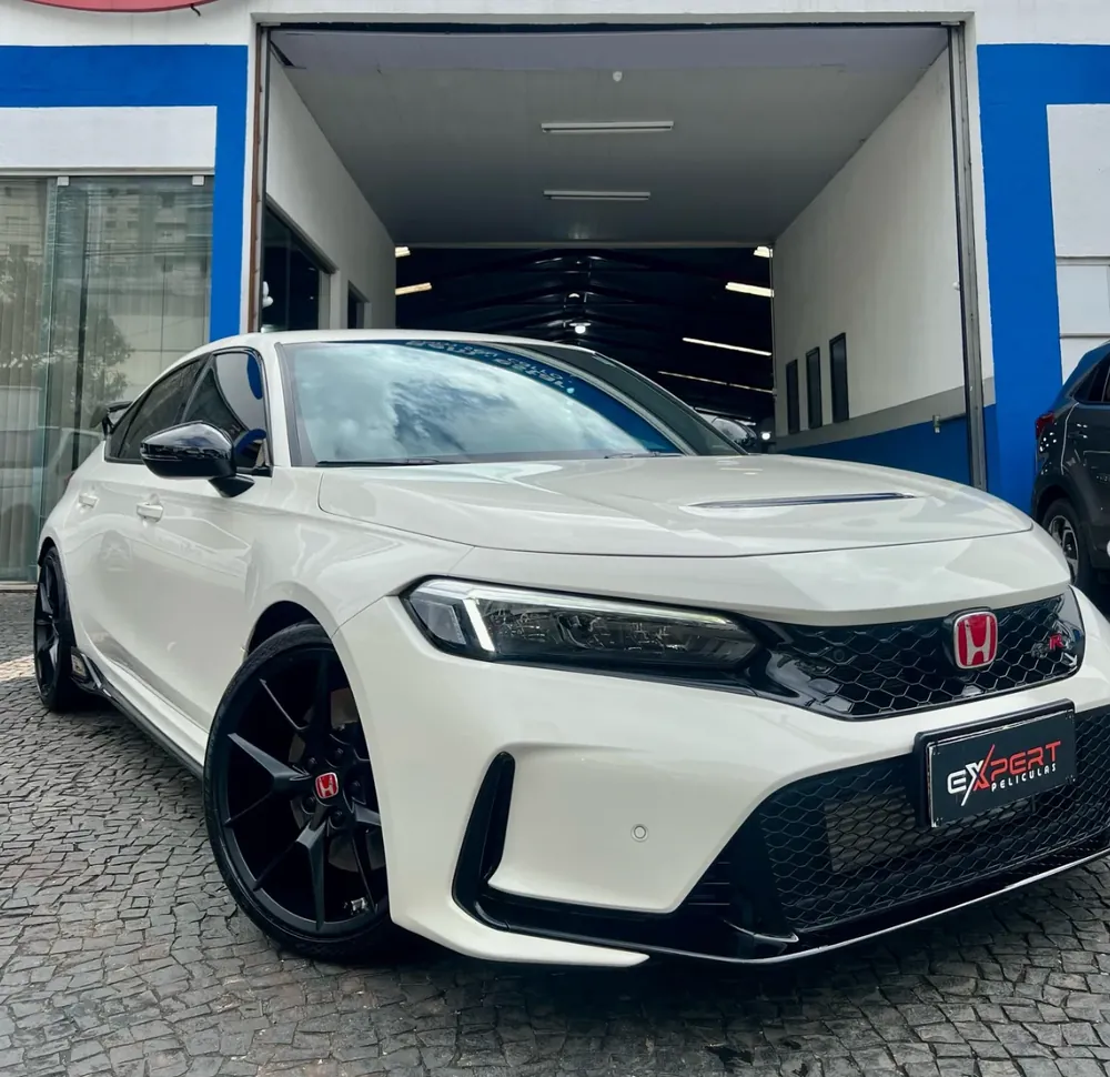 Honda Civic Type R branco na porta do estúdio