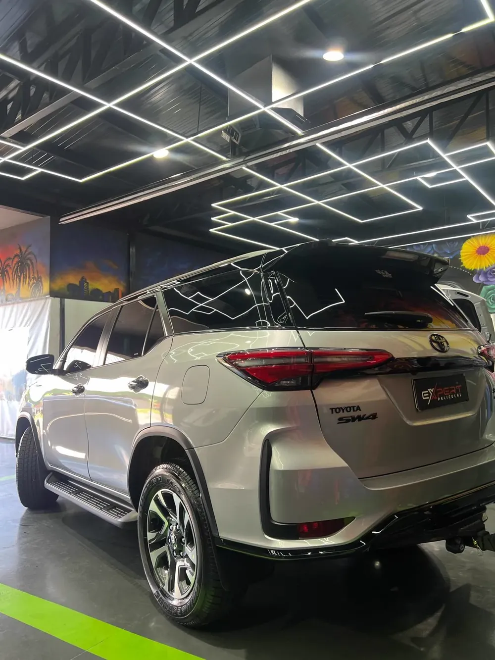Toyota SW4 prata vista de trás